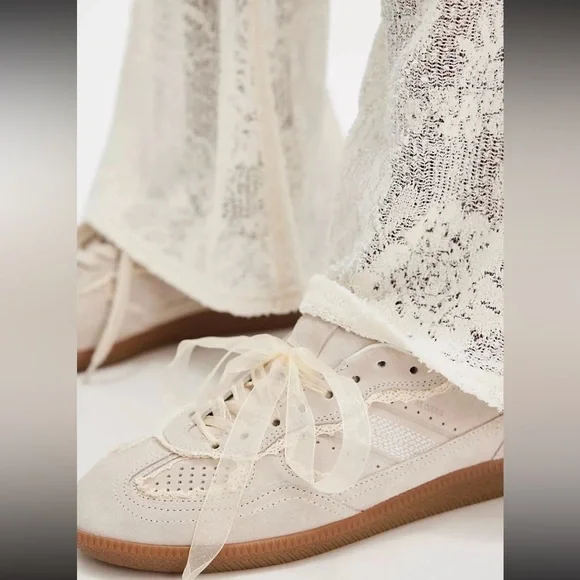 ALOHAS Crochet Cream Leather Sneakers NIB Size 12 -12.5 - Picture 2 of 5